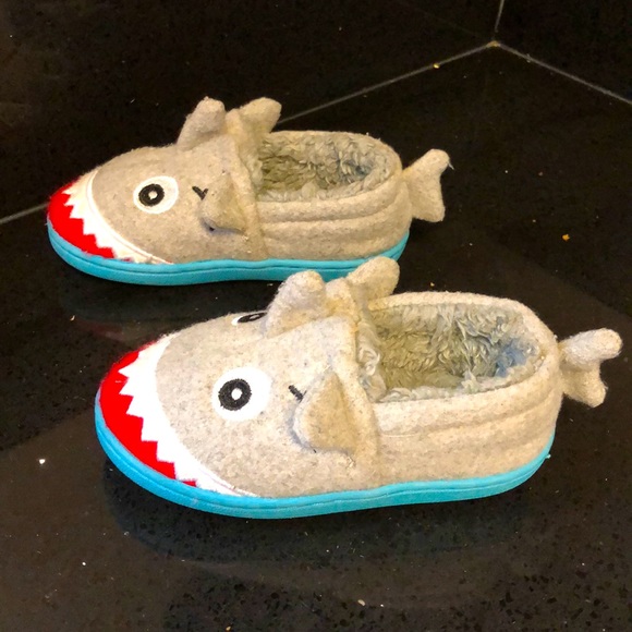Shark slippers for toddlers - Picture 2 of 6